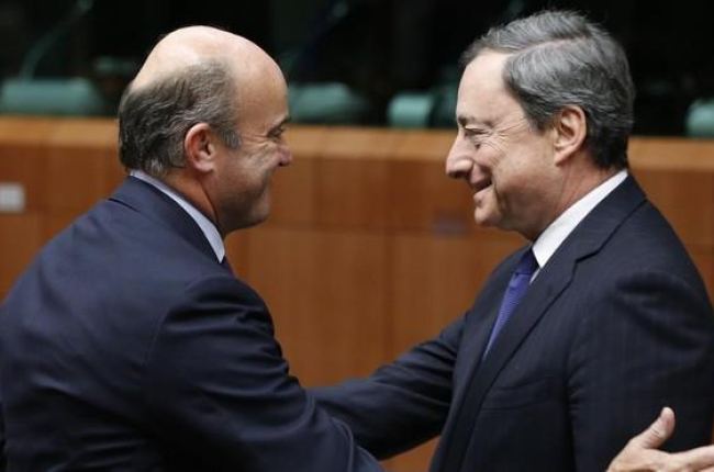 El vicepresidente del BCE, Luis de Guindos, y el presidente, Mario Draghi, en una imagen de archivo.-FRANCOIS LENOIR / REUTERS