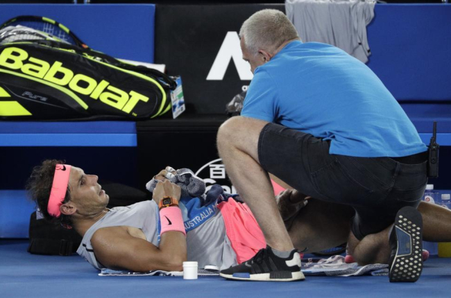 Rafael Nadal, atendido en Australia.-AP