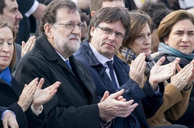 Mariano Rajoy y Carles Puigdemont, en el acto de homenaje de las víctimas de Germanwings, el pasado 23 de marzo.-FERRAN NADEU