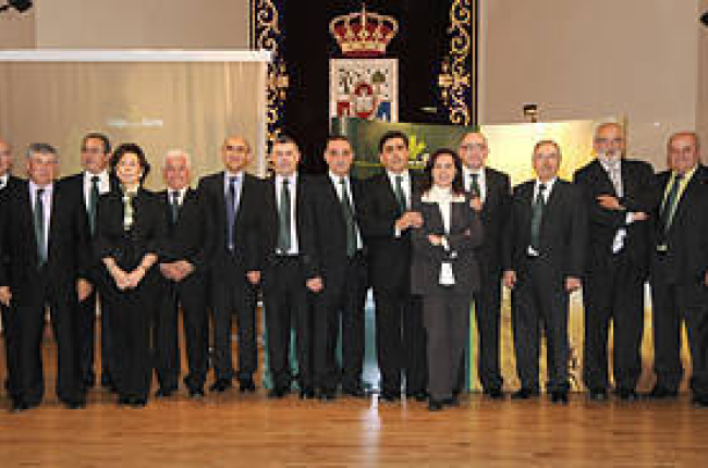 Consejo de Caja Rural de Soria en la asamblea celebrada ayer en el aula magna Tirso de Molina. / VALENTÍN GUISANDE-