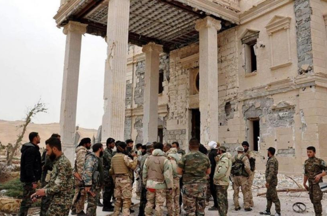 Soldados del Ejército sirio junto a militantes tras un combate en Palmira, cedida el pasado 24 de marzo.-EFE / SANA