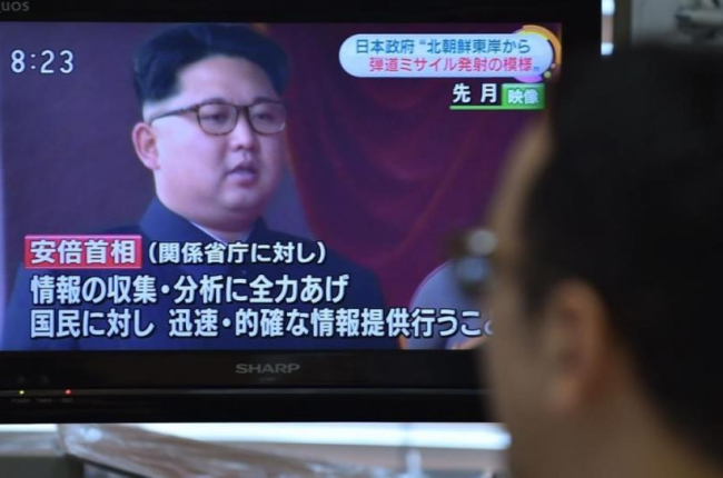 Un hombre mira un informativo en televisión sobre el lanzamiento de misiles de Pionyang, este miércoles, en Tokio (Japón).-AFP / KAZUHIRO NOGI