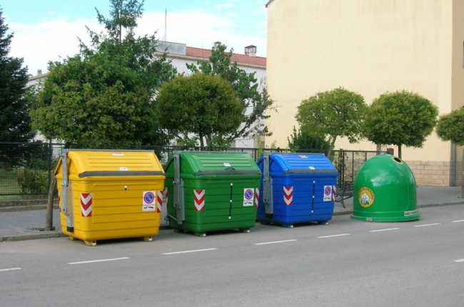 Contenedores de recogida de residuos urbanos ubicados en El Burgo. HDS