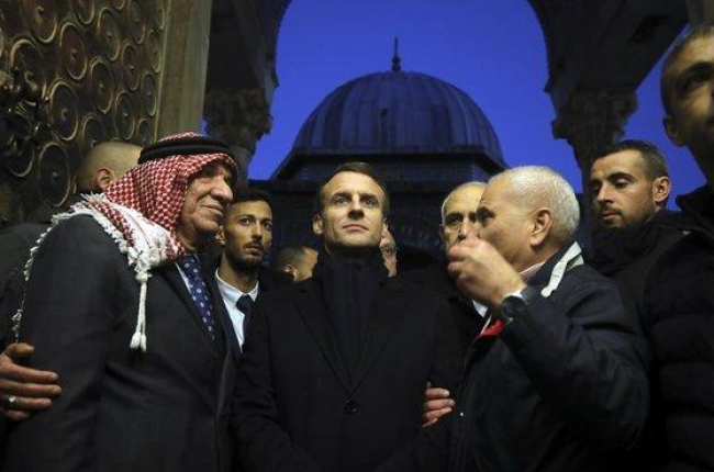 Emmanuel Macron visita el recinto de la mezquita de al Aqsa en Jerusalén.-AP PHOTO / MAHMOUD ILLEAN