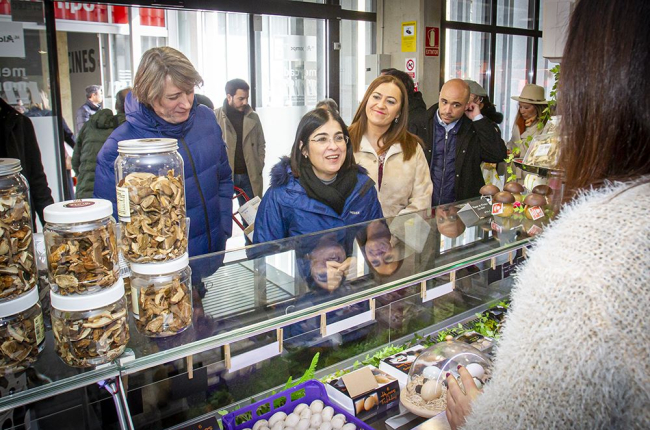 La ministra de Sanidad, Carolina Darias, en su visita al mercado de Soria. MARIO TEJEDOR