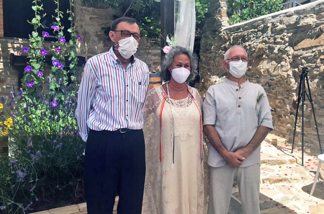 El alcalde de San Pedro, Julián Martínez, junto a los novios Jeru y Mariano.-HDS