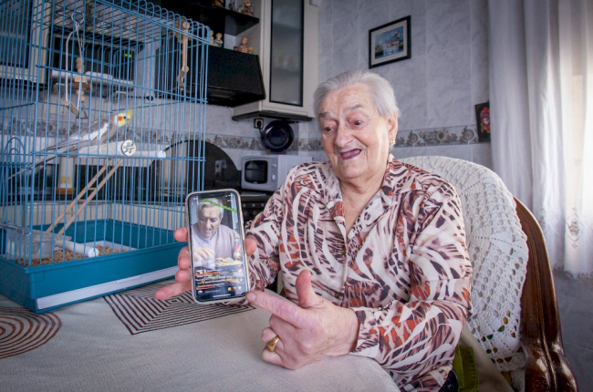 <p>Teresa 'La Pelaya' de Ágreda, es a sus 92 años toda una influencer<strong> con 53.800 seguidores en TikTok y 36.900 en Instagram</strong>. Su video del chupito cuenta con más de <strong>5 millones de visualizaciones</strong>, todo ello con solo mes y medio en las redes.</p>

<p>Nos reciben en la cocina de su casa con una sonrisa en la boca y acompañada de su hija Teresa y su pájaro Kiko, todo comenzó cuando pusieron una cámara para monitorizarla y vieron <strong>sus peripecias con Alexa</strong>, aunque tampoco les sorprendió, Teresa mantiene a su edad <strong>un espíritu jovial y una salud envidiable. </strong></p>

<p><strong>FOTÓGRAFO: MARIO TEJEDOR</strong></p>

<p> </p>