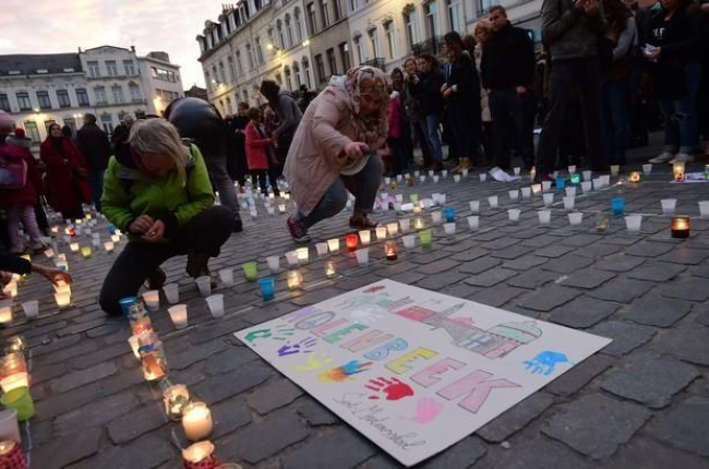 Velas por las víctimas de París en el distrito bruselense de Molenbeek.-AFP / EMMANUEL DUNAND