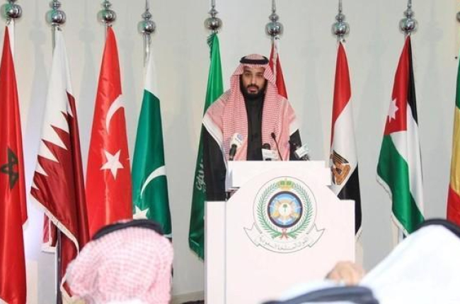Mohamed Bin Salman, heredero al trono saudí, durante la conferencia de prensa celebrada en Riad en la que ha anunciado la creación de una coalición para combatir el terrorismo.-REUTERS