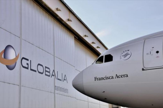 Un Airbus 330-300 de Air Europa, del Grupo Globalia, ante un hangar del aeropuerto de Palma de Mallorca.-EFE / ALBERTO ATIENZA