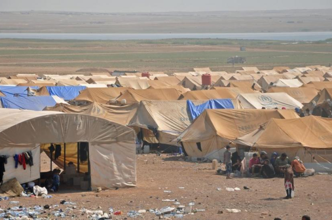 Desplazados sirios de Deir Ezzor, en un campamento a unos siete kilómetros de Arisha, en la provincia vecina de Hasakeh, el 13 de agost.-AFP / AYHAM AL-MOHAMMAD