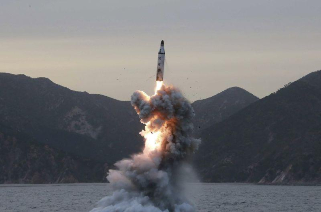 Fotografía de archivo sin fecha, cedida el 24 de abril de 2016, por la Agencia de Noticias Central de Corea del Norte (KCNA), de la prueba de lanzamiento de un misil balístico submarino en Corea del Norte.-EFE