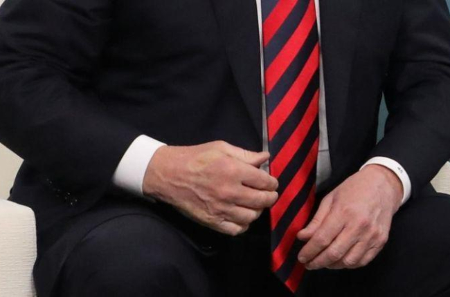 El pulgar de Trump en la mano de Trump.-AFP / LUDOVIC MARIN