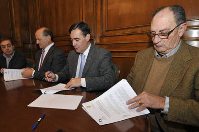 Millán Miguel, Constantino de Pablo, Antonio Pardo y José Ramón Cabildo durante la firma del acuerdo. / DIPUTACIÓN-