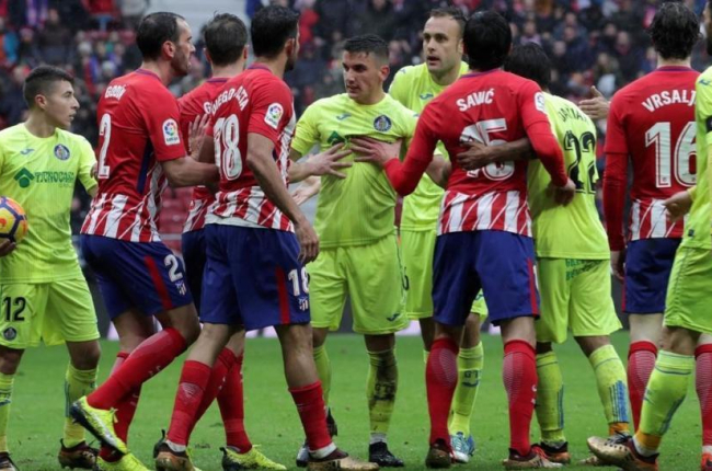 Jugadores del Atlético y Getafe, en uno de los múltiples enfrentamientos durante el partido.-EFE
