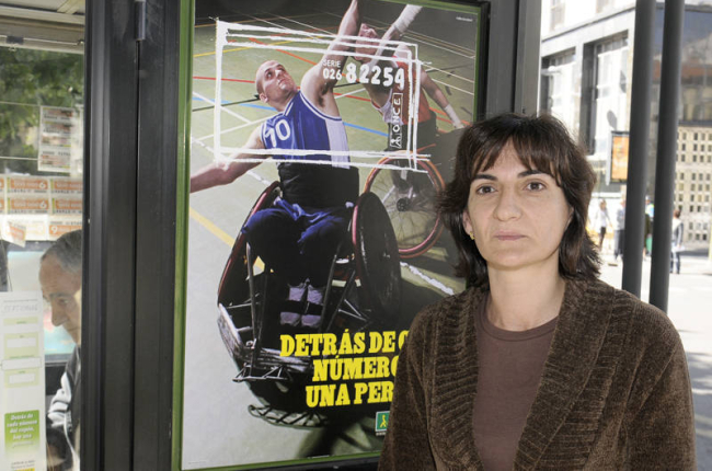 Ana Isabel Sanz posa junto a su kiosco. / ÁLVARO MARTÍNEZ-