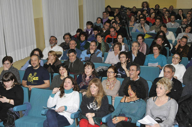 Un centenar de personas asistió ayer a la primera asamblea de Podemos Soria. / VALENTÍN GUISANDE-