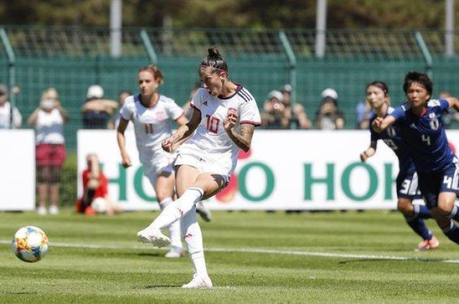 Jenni Hermoso adelanta a la selección española con un gol de penalti.-