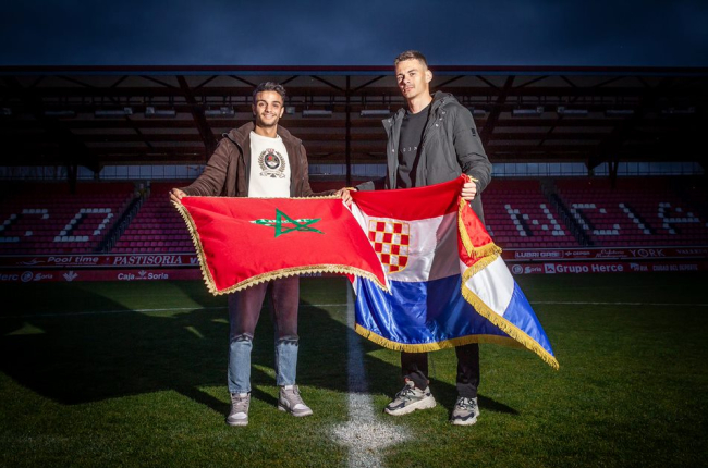 Moha y Simic con las banderas de Marruecos y de Croacia en el campo de Los Pajaritos. GONZALO MONTESEGURO