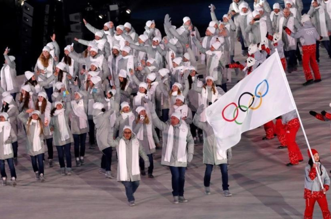 Los deportistas rusos, tras la bandera olímpica en el desfile inaugural.-REUTERS / ERIC GAILLARD