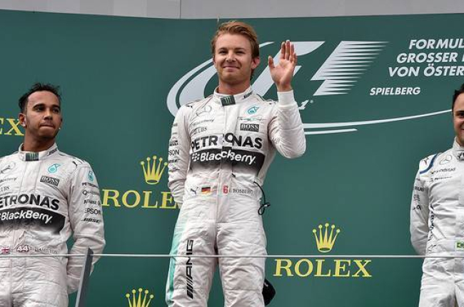Nico Rosberg saluda al público desde lo alto del podio tras ganar el GP de Austria por delante de Lewis Hamilton y Felipe Massa.-Foto:   AFP / ANDREJ ISAKOVIC
