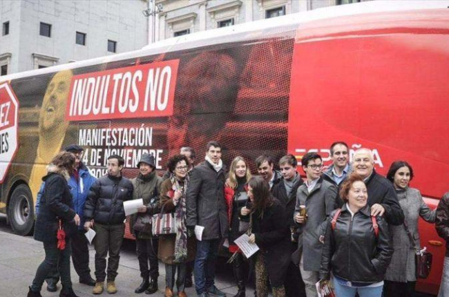 Autobús de Ciudadanos contra el indulto a los independentistas frente al Congreso de los Diputados.-TWITTER CIUDADANOS