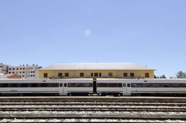Tren que conecta Soria con Madrid en la estación del Cañuelo. / VALENTÍN GUISANDE-