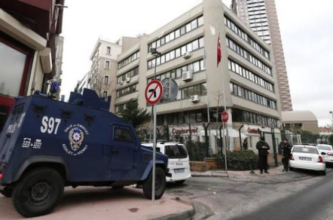La policía vigila la sede del diario 'Cumhuriyet' este miércoles en Estambul, Turquía.-Foto: EFE / SEDAT SUNA
