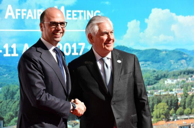Tillerson con su colega italiano, Angelino Alfano.-VINCENZO PINTO / AFP