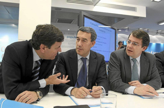Los presidentes provinciales de Palencia (Carlos F. Carriedo) y Ávila (Antolín Sanz), junto al secretario general del PPCyL, Alfonso F. Mañueco, en una imagen de archivo.-ICAL