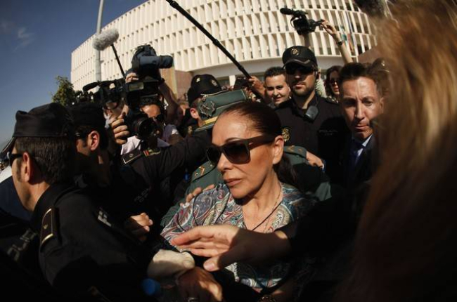 Isabel Pantoja sale de la Audiencia de Málaga, en abril del 2013.-Foto: REUTERS / JON NAZCA