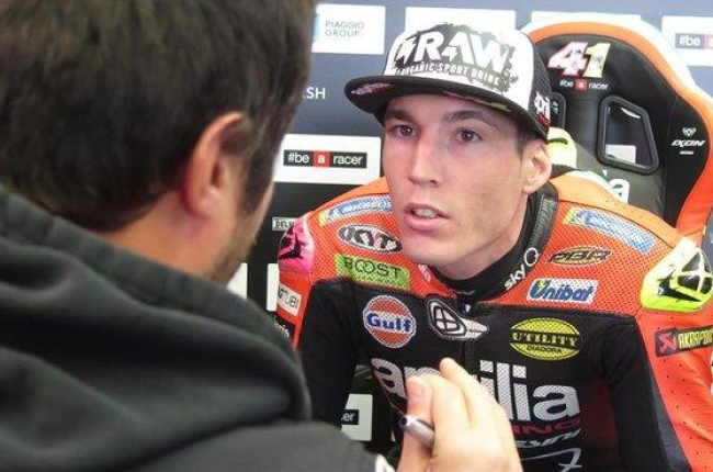 Aleix Espargaró conversa con su telemétrico, el pasado martes, en el circuito de Jerez.-EMILIO PÉREZ DE ROZAS