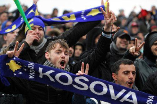 Aficionados de Kosovo animan a su selección de fútbol durante un partido amistoso contra Haití.-Foto: EFE / ARMEND NIMANI