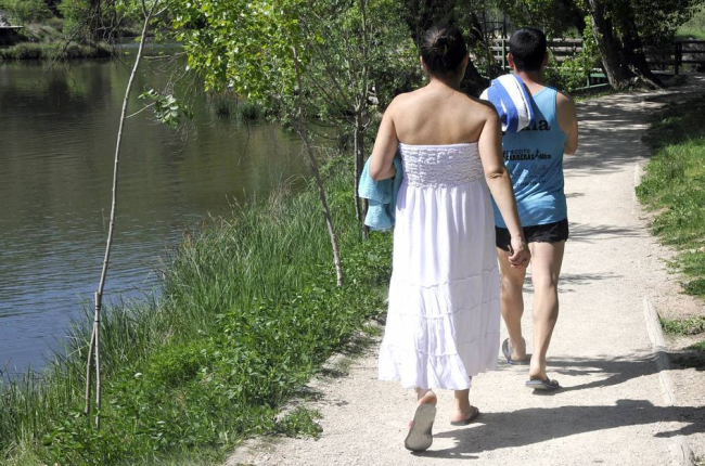 Un par de personas pasean por las márgenes del río en Soria, en una imagen de mayo de este año, un mes que fue caluroso y seco.-VALENTÍN GUISANDE