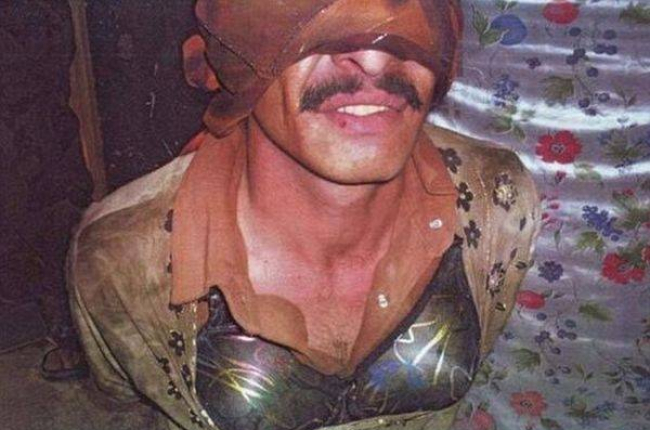 Un miliciano yihadista vestido con un sujetador es descubierto por el ejército iraquí.-