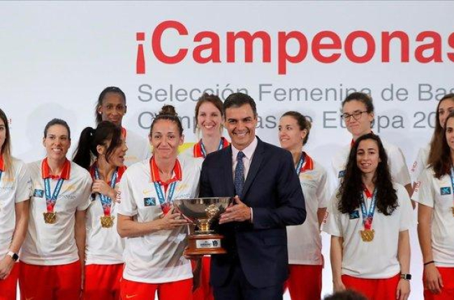 La selección, en la recepción oficial con Pedro Sánchez tras lograr el título europeo el pasado julio-EFE