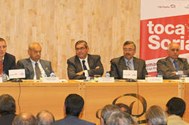 Empresarios sorianos junto al director de Negocio de Caja España-Duero en la mesa redonda. / V. G. -