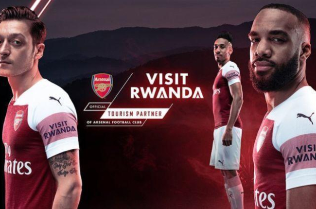 Nueva equipación del Arsenal con el logo Visit Ruanda en la manga.-EL PERIÓDICO