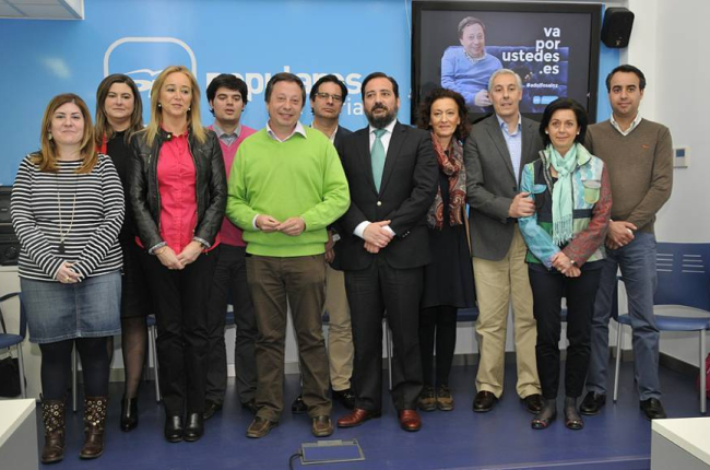 Adolfo Sainz, en el centro con jersey verde, rodeado de los principales miembros de su candidatura, ayer, en la sede del PP de Soria.-VALENTÍN GUISANDE