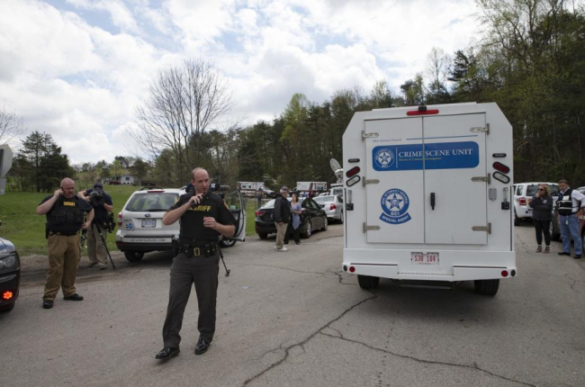Policías acordonan el escenario del crimen de Peebles, en Ohio.-AP / JOHN MINCHILLO
