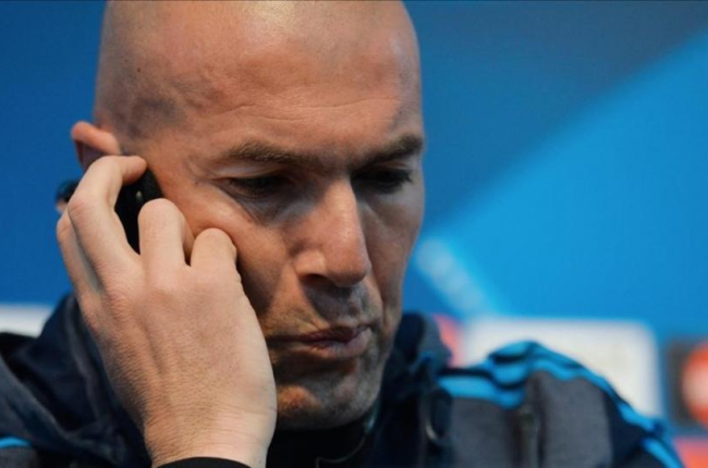 Zidane, durante la rueda de prensa previa al encuentro ante el Manchester City.-EFE / PETER POWELL
