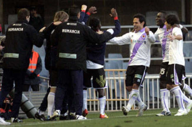 Del Pino celebra con el banquillo rojillo el gol del empate ante el Barça B. / Área 11-