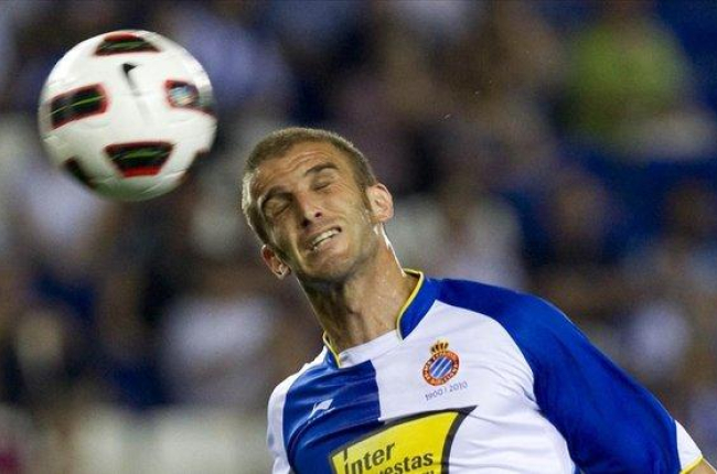 El exjugador del Espanyol Iván Alonso rematando de cabeza un balón-ARCHIVO
