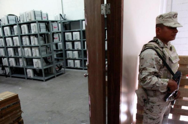 Un soldado custodia material electoral en la ciudad de Juárez.-/ REUTERS / JOSÉ LUÍS GONZÁLEZ