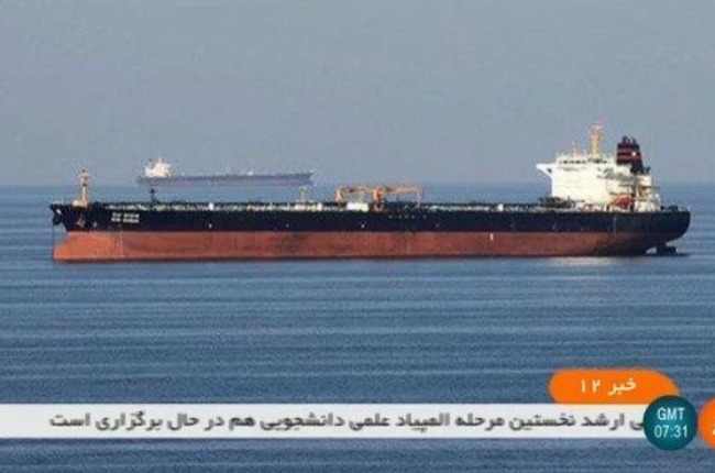 Los dos petroleros involucrados en un incidente en el golfo de Omán, en una imagen de la televisión estatal iraní.-IRNN (AFP)