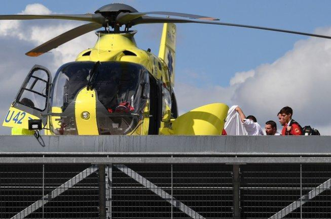 El helicóptero que transportó a Froome herido desde Roanne a su llegada al hospital de Saint Etienne.-ANNE-CHRISTINE POUJOULAT / AFP