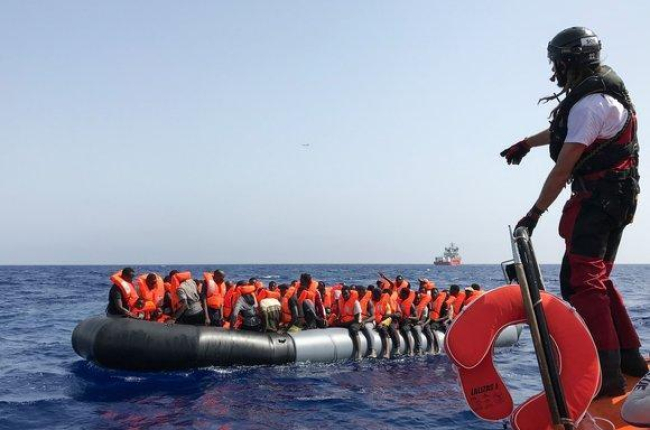 Tripulantes del ’Ocean Viking’ rescatan a migrantes en aguas del Mediterráneo, ante las costas de Libia, este sábado.-AFP