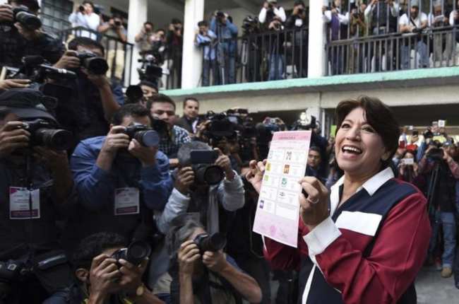 La candidata del partido Morena, Delfina Gómez, en el colegio electoral donde ha votado.-AP / DANIEL AGUILAR