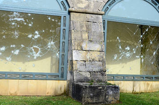 Imagen de archivo de las cristaleras del Castillo tras un acto vandálico. / VALENTÍN GUISANDE-