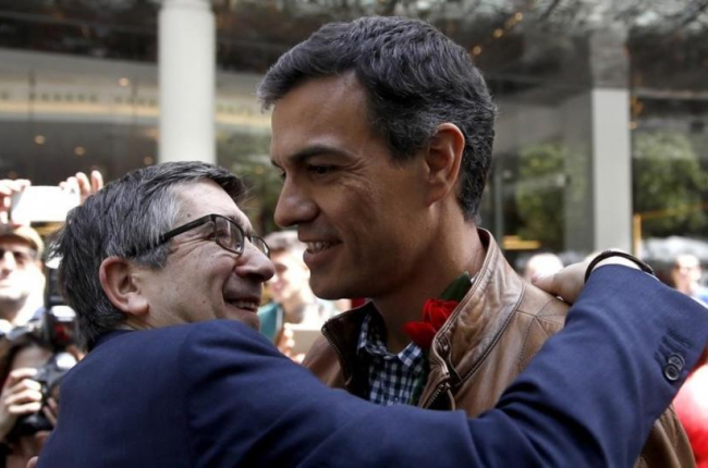 Patxi López abraza a Pedro Sánchez, el pasado Sant Jordi en Barcelona.-EFE / ALBERTO ESTÉVES
